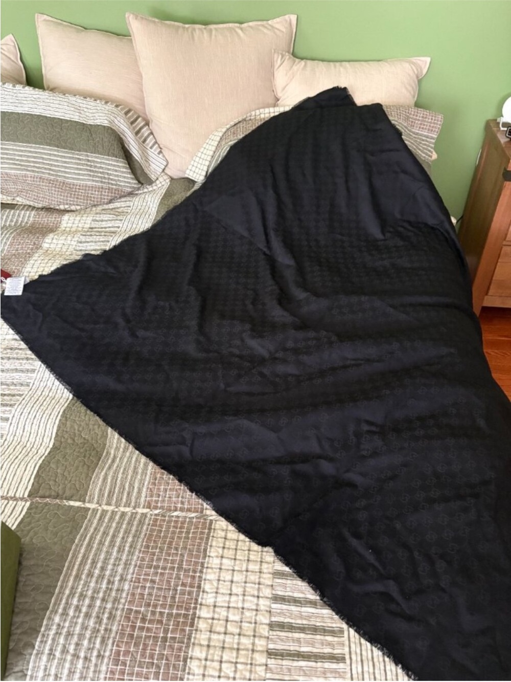 Gucci Black Shawl with Logo Tag - Picture 10 of 12